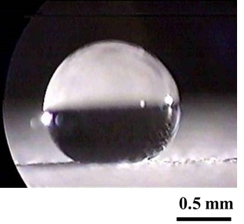 超撥水基板上の純水液滴(接触角θ＝150°)
